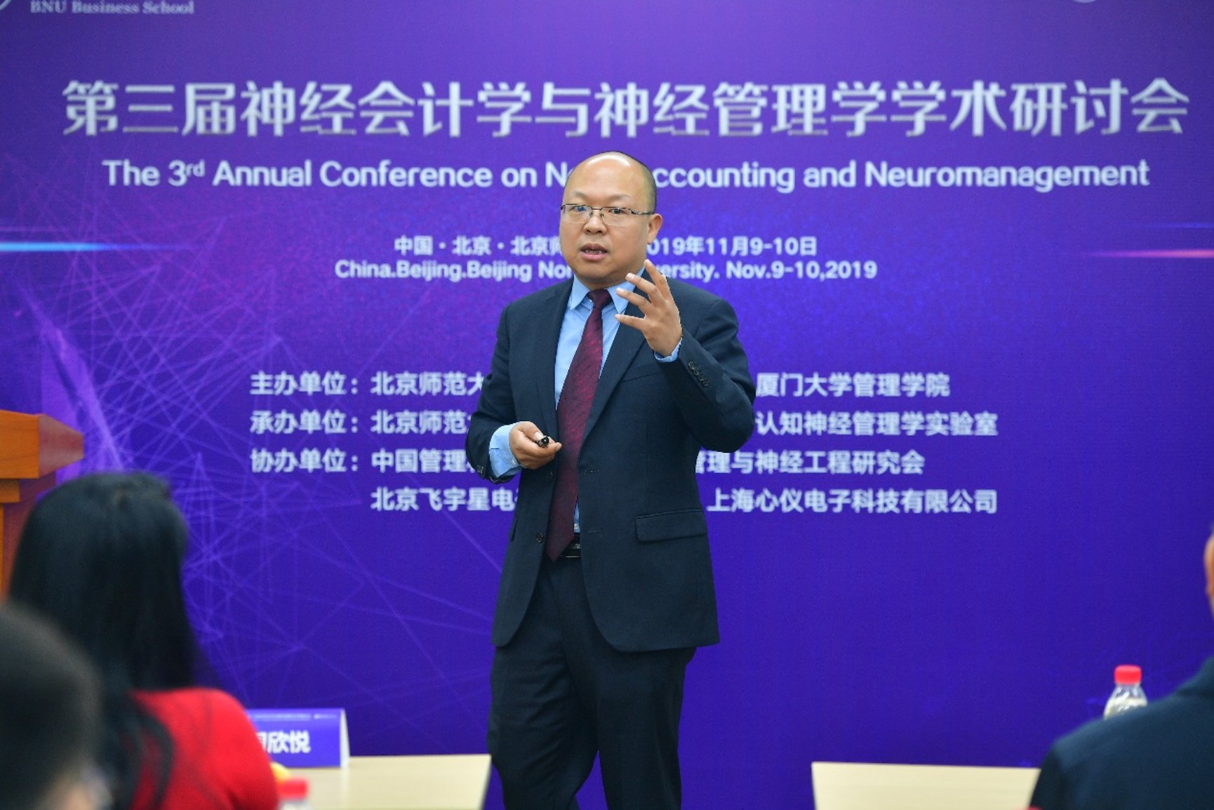 D:\课题申报研究与评奖\北京市教学名师\北京市教学名师\崔学刚申报材料\崔学刚-最终申报材料\崔学刚-最终申报材料\御宅屋
-崔学刚-照片4.jpg