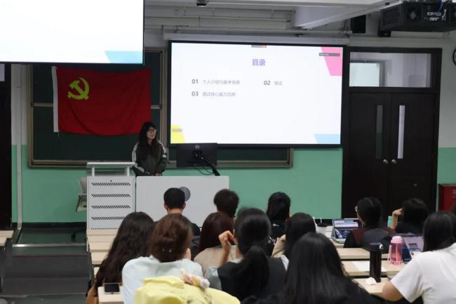 图片8：“先锋领航办实事，职点迷津助成长”实习就业经验分享会