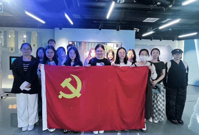 图片12：“科普助成长，支部共担当”科技馆志愿讲解活动